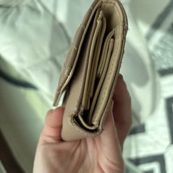 Guess Cüzdanımın Kenarları Soyuldu Ve İnceleme Olumsuz Sonuçlandı