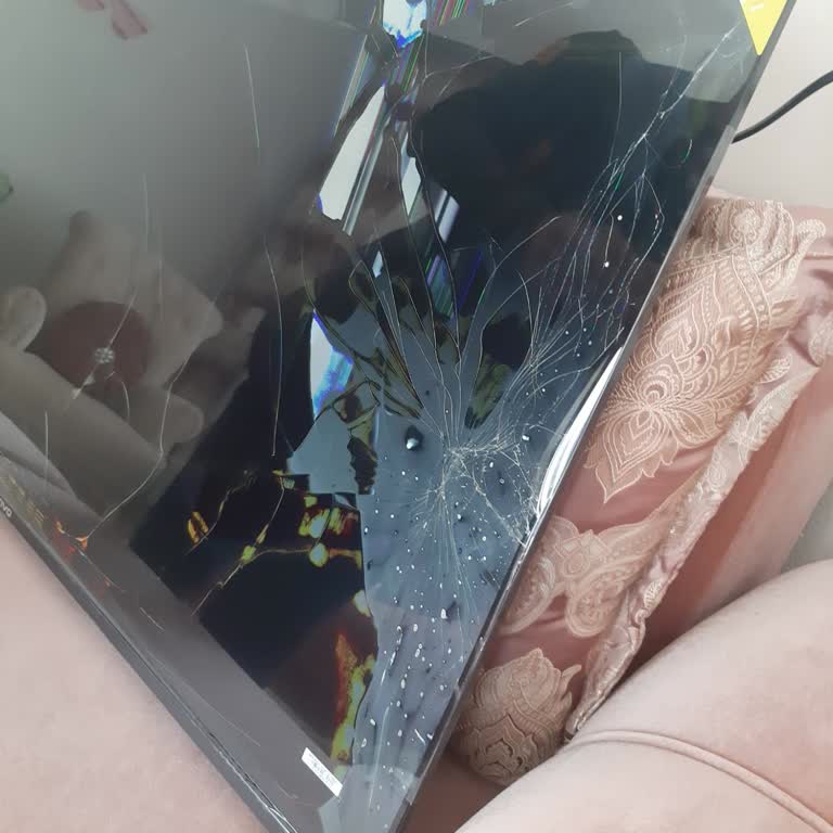 Kırık Televizyon Ve Sürat Kargo'nun İlgisizliği