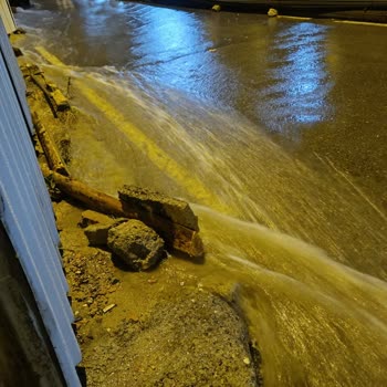 Beylikdüzü Belediyesi Her Yağmurda Dereağzı Mahallesi'nde Su Baskını Çilesi