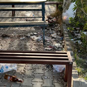 Turistik Bölgede Temizlik Sorunu: Duraklar Ve Taksi Durağı Çöplük Halinde