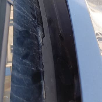 Renault Clio4'te Çürüyen Cam Fitili Ve Yan Destek Plastiği