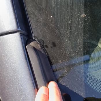 Renault Clio4'te Çürüyen Cam Fitili Ve Yan Destek Plastiği