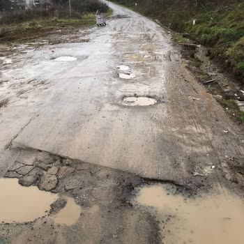 Körfez Mahallesindeki Çukurlar Araçlar İçin Tehlike Saçıyor