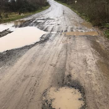 Körfez Mahallesindeki Çukurlar Araçlar İçin Tehlike Saçıyor