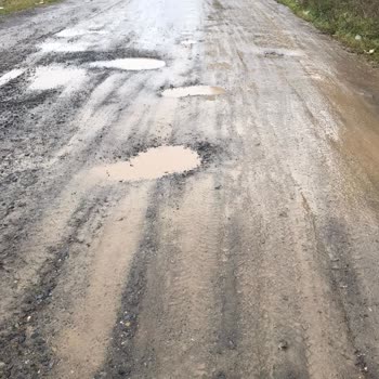 Körfez Mahallesindeki Çukurlar Araçlar İçin Tehlike Saçıyor