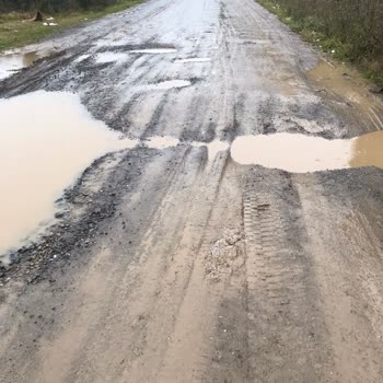 Körfez Mahallesindeki Çukurlar Araçlar İçin Tehlike Saçıyor