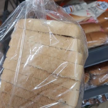 BİM'de Küflü Tost Ekmekleri Ve Dağınık Raflar