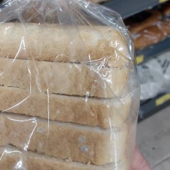 BİM'de Küflü Tost Ekmekleri Ve Dağınık Raflar