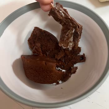 Kek İçinden Ambalaj Poşet Çıktı: Tüketici Sağlığı Tehlikede!