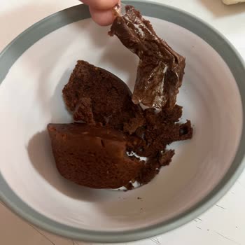 Gıda Güvenliği İhmali: Kek İçinde Ambalaj Poşeti