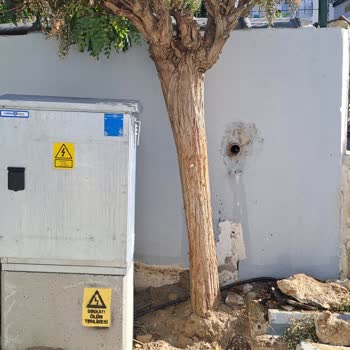 CK Boğaziçi Elektrik Evimin Önüne İzin Almadan Koyulan Tehlikeli Elektrik Panosu