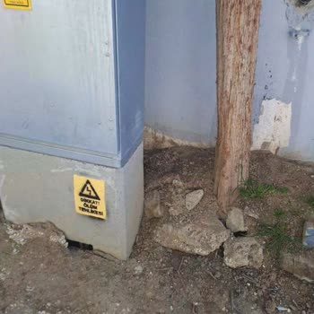 CK Boğaziçi Elektrik Evimin Önüne İzin Almadan Koyulan Tehlikeli Elektrik Panosu