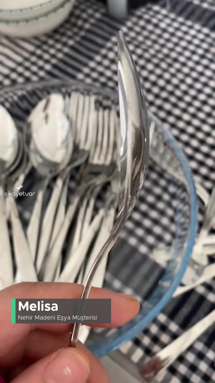 Nehir Madeni Eşya Hiç Memnun Değilim videonun kapak resmi