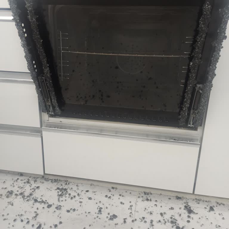 İtimat Fırının Patlayan Camı Tehlike Saçıyor