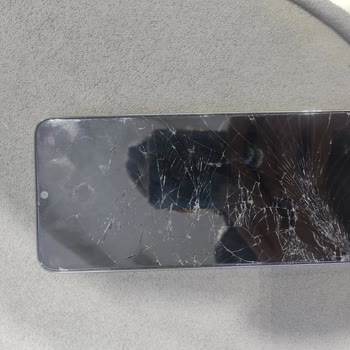Reeder Telefonlarda Ekran Değişim Ücreti Şoku