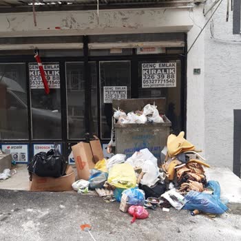 Dükkan Önüne Atılan Çöpler İşimi Engelliyor