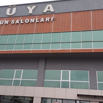 Tarihi Geçmiş Ürün Satışı Ve Saygısız Mağaza Çalışanları