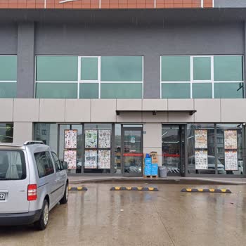 Tarihi Geçmiş Ürün Satışı Ve Saygısız Mağaza Çalışanları