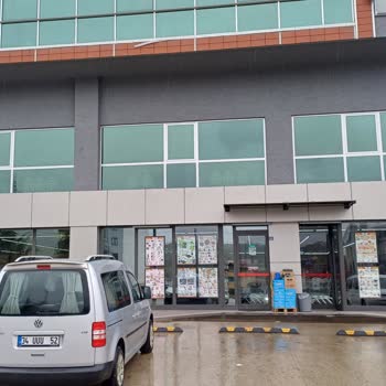 Tarihi Geçmiş Ürün Satışı Ve Saygısız Mağaza Çalışanları