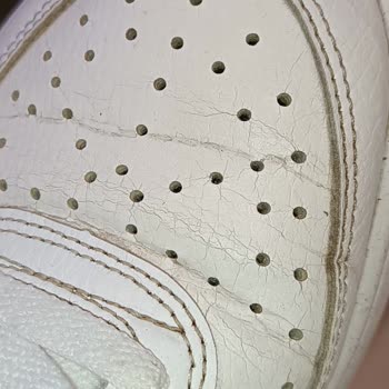 Nike Ayakkabının Beklenmedik Renk Değişimi ve Çatlakları