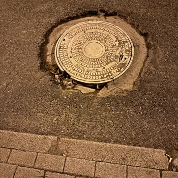 Tehlike Arz Eden Kırık Rögar Kapağı