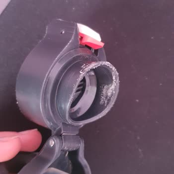 Soyulan Kapak Ve İlgisiz Müşteri Hizmeti