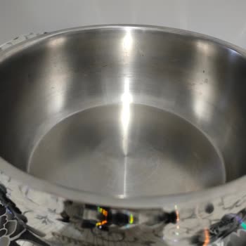 Emsan Mutfak Tencerelerinde Kalite Sorunu: Renk Değişimi Ve Koku Problemi