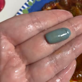 Dondurulmuş Fasulyede Şok: Takma Tırnak Çıktı!