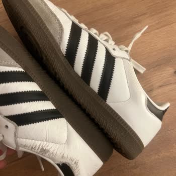 Adidas Ayakkabının Derisi Dökülüyor, Bakım Gerekçesiyle Talep Reddedildi