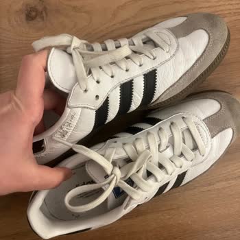 Adidas Ayakkabının Derisi Dökülüyor, Bakım Gerekçesiyle Talep Reddedildi