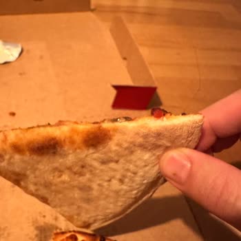 Pizza Bulls'ta Saç Kılı Şoku: Akşam Yemeğimiz Zehir Oldu