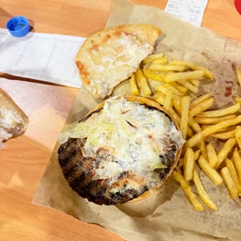 Bayat Hamburger Ekmeği Ve Kötü Sunum