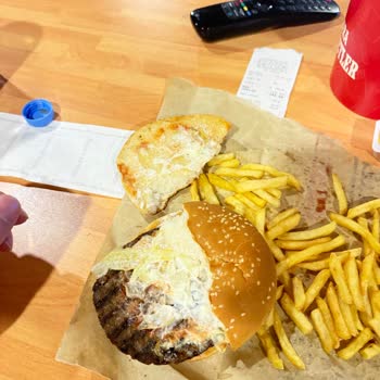 Bayat Hamburger Ekmeği Ve Kötü Sunum