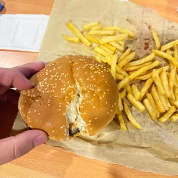 Bayat Hamburger Ekmeği Ve Kötü Sunum