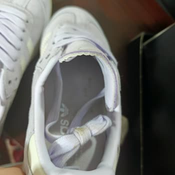 Kirli Ayakkabı Ve İlgisiz Müşteri Hizmetleri