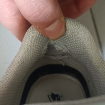 FLO'dan Alınan Ayakkabılar Sürekli Yırtılıyor Ve Müşteri Hizmeti Yetersiz