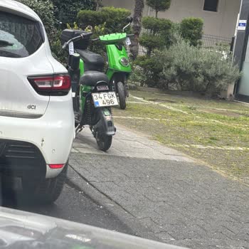 Kadıköy'de Kaldırımları İşgal Eden Araçlar