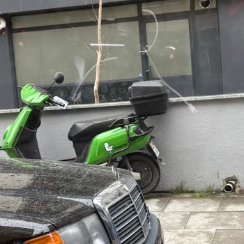 Kadıköy'de Kaldırımları İşgal Eden Araçlar