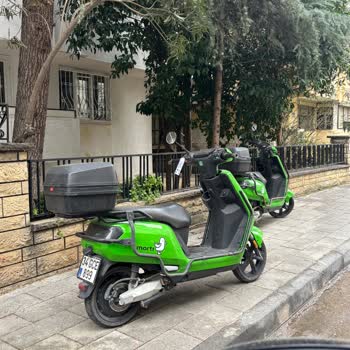 Kadıköy'de Kaldırımları İşgal Eden Araçlar