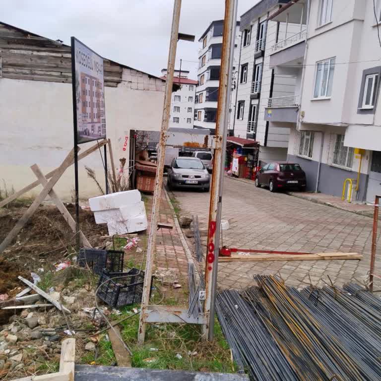 Elektrik Direği Tehlikesi: İnşaat Alanında Acil Çözüm Gerekiyor