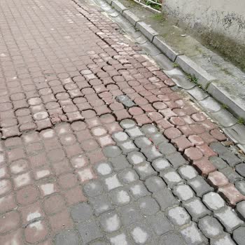 Altyapı Çalışması Sonrası Düzensiz Parke Taşları Ve Kalan Borular