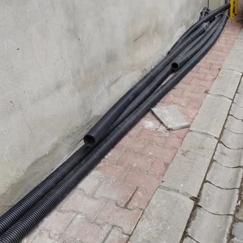 Altyapı Çalışması Sonrası Düzensiz Parke Taşları Ve Kalan Borular