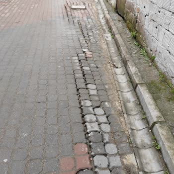 Altyapı Çalışması Sonrası Düzensiz Parke Taşları Ve Kalan Borular