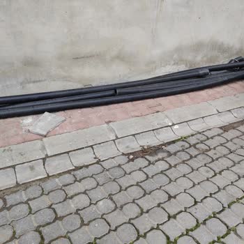 Altyapı Çalışması Sonrası Düzensiz Parke Taşları Ve Kalan Borular