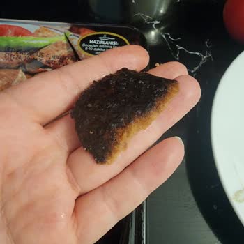 Namet Dönerdeki Belirsiz Yeşil-sarı Madde Ve Yanık Parçalar