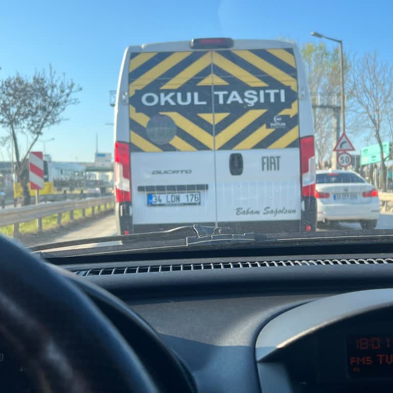 Trafikte Tehlikeli Hareketler Yapan Servis Aracı