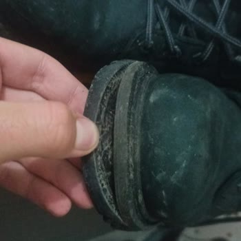 Yeşil Kundura Cat Botumun Ön Tabanı Açıldı, Firma Yanıt Vermiyor