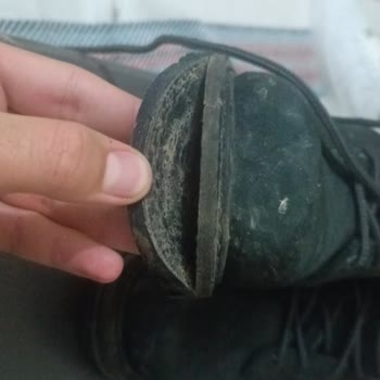 Yeşil Kundura Cat Botumun Ön Tabanı Açıldı, Firma Yanıt Vermiyor