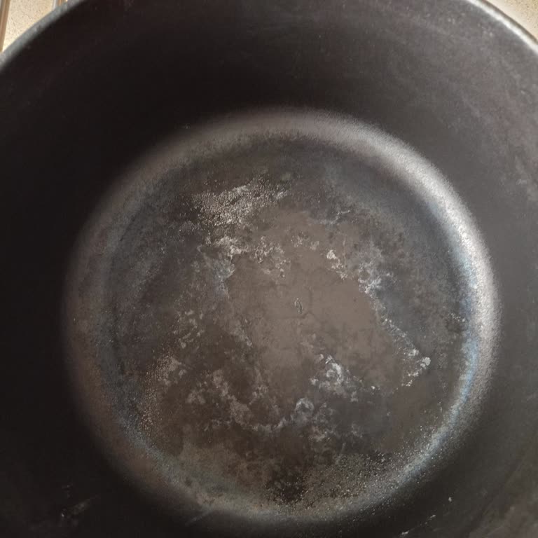 Lava Döküm Tencerede Beklenmedik Lekeler