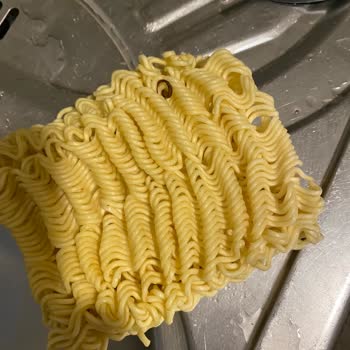 Noodle Paketinde Beklenmedik Metal Parça
